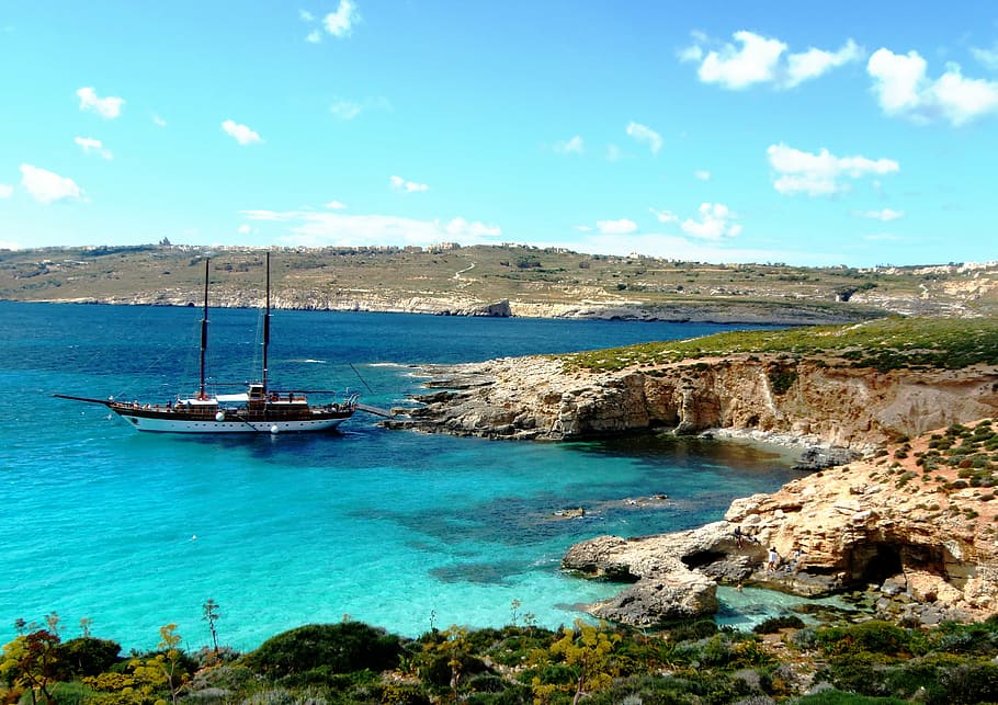 white and brown boat on body of water during daytime, comino, HD wallpaper