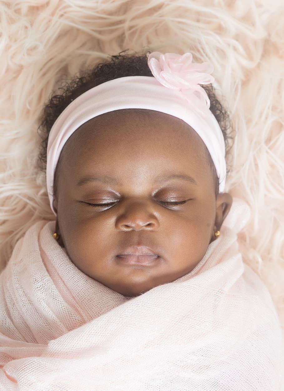 Download Newborn Cute Baby Girl Wallpaper