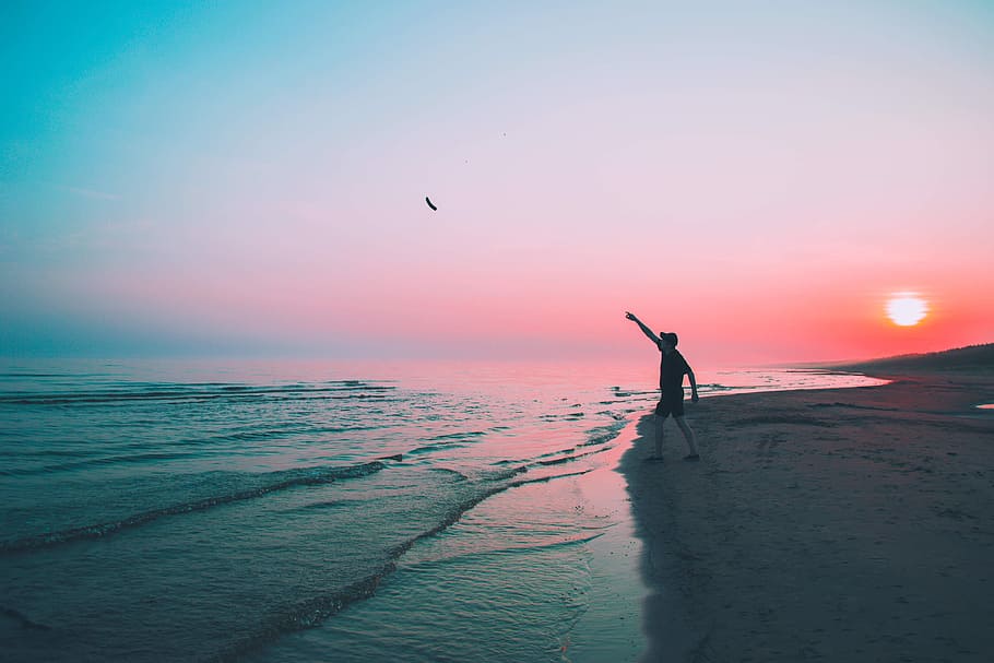beach, sand, water, shore, ocean, sea, sunset, dusk, sky, guy HD wallpaper