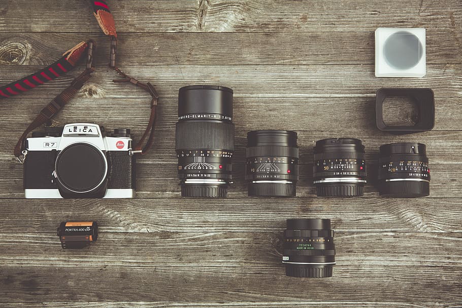 black and gray DSLR camera and lens on table, black and gray DSLR camera on brown surface, HD wallpaper