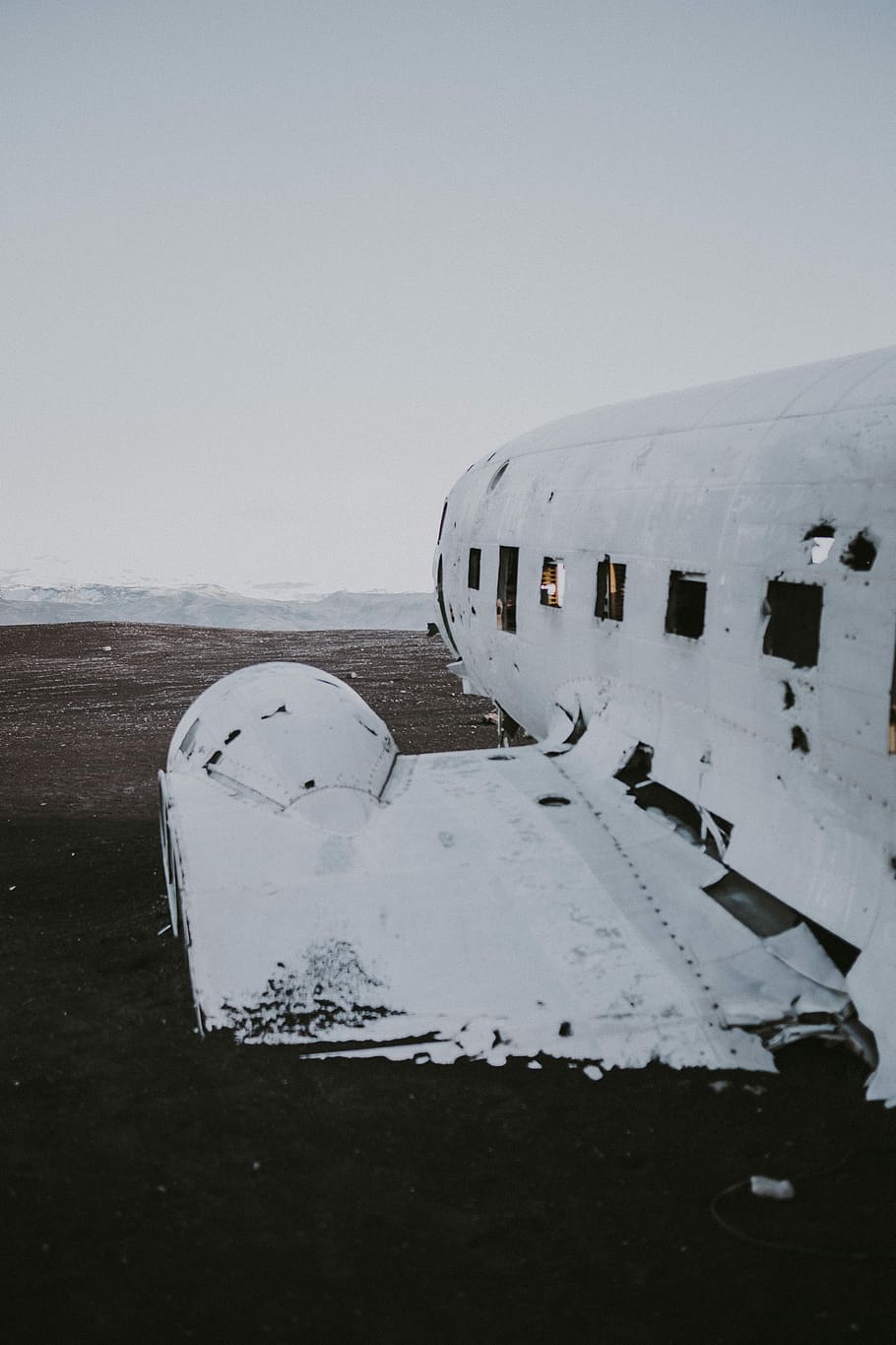 destroyed plane on field, white plane with crushed wing, beach HD wallpaper