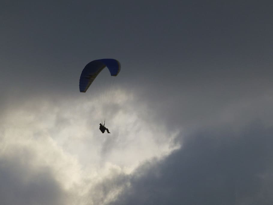 Sky flying перевод. Муха в небе. Столбы из мушек в небе. Муха в небе картинка. Параплан в небе над горами меловыми фото.