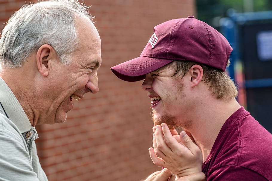 depth of field photography of man in gray shirt near the boy in maroon cap HD wallpaper