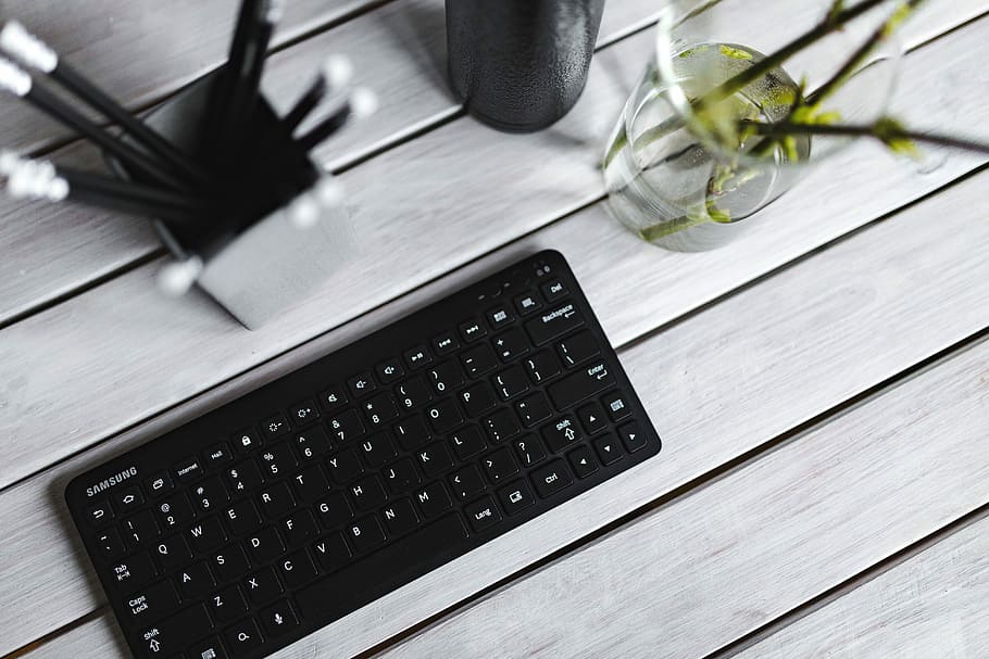 Black keyboard with pencils on a white table, bottle, plant, computer, HD wallpaper