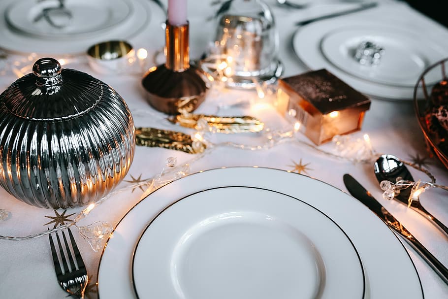 Christmas table decorations, table set, pink, holiday, glamour HD wallpaper