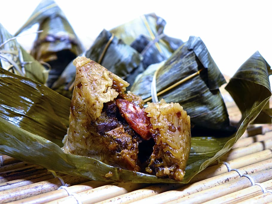 cooked food on brown leaf, rice dumpling, 粽子, glutinous rice