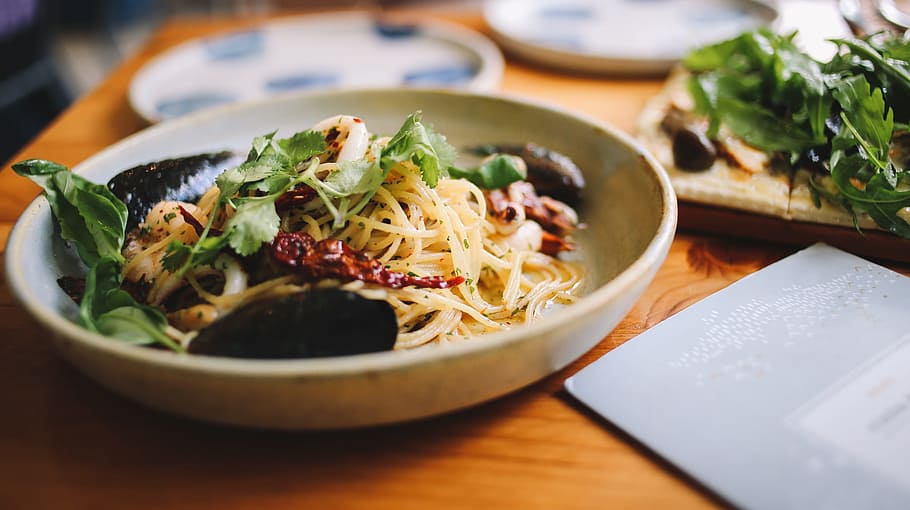 noodles with veggies inside plate on table, pasta, food, bread HD wallpaper