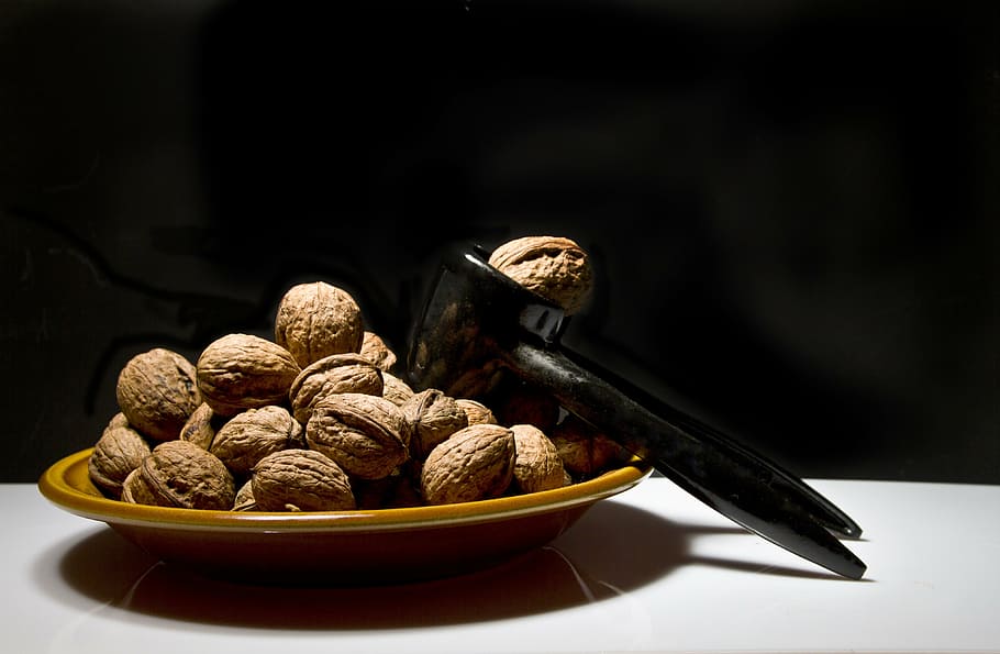 russians, nuts, plate, snack, decoration, shell, walnuts, tasty HD wallpaper