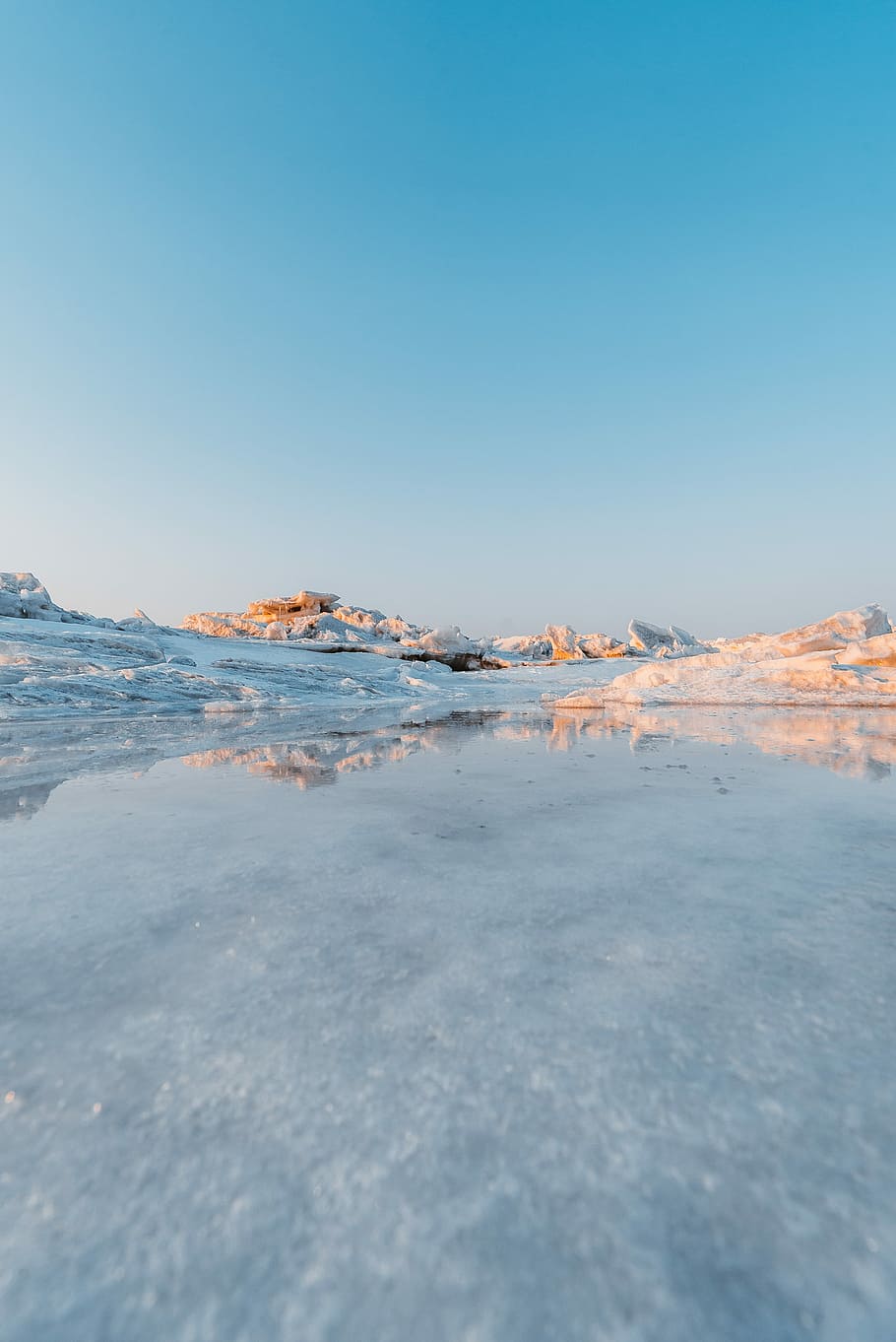 low angle photography of cliff covered with snow, photograph of mountain ranges HD wallpaper
