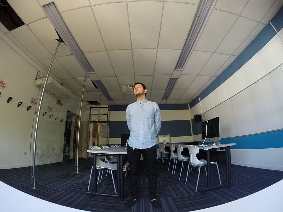 man standing between an alley of tables and chairs, teacher HD wallpaper