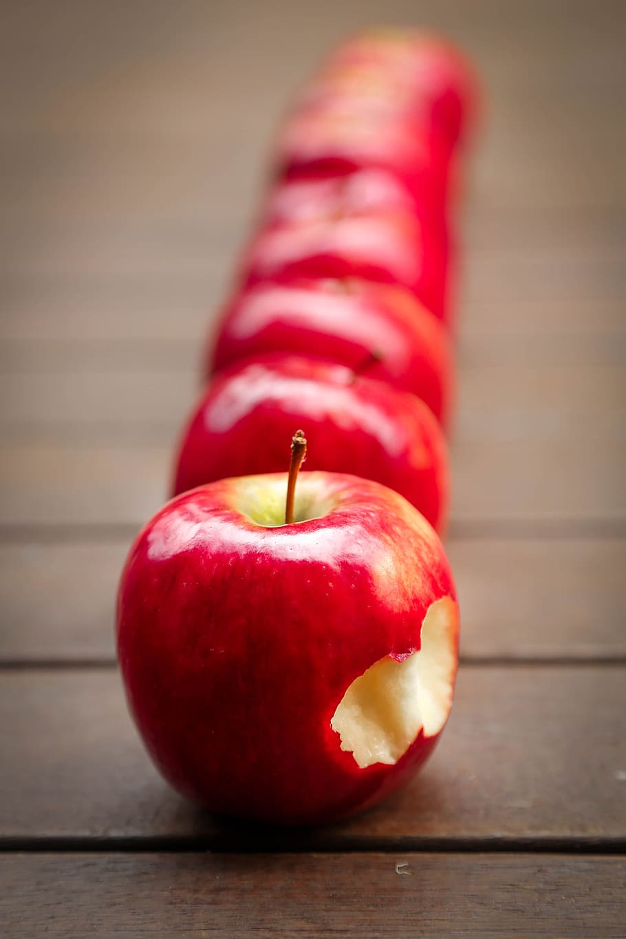 shallow focus photography of apples, fruit, red, juicy, food and drink HD wallpaper