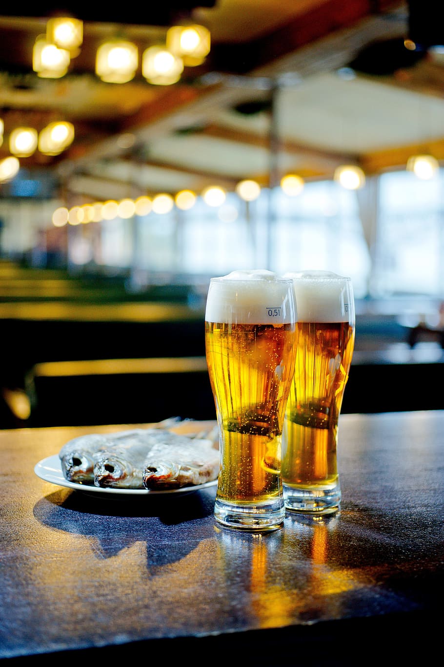 fish dish on saucer beside beer-filled glasses on table, Beer, Bar HD wallpaper