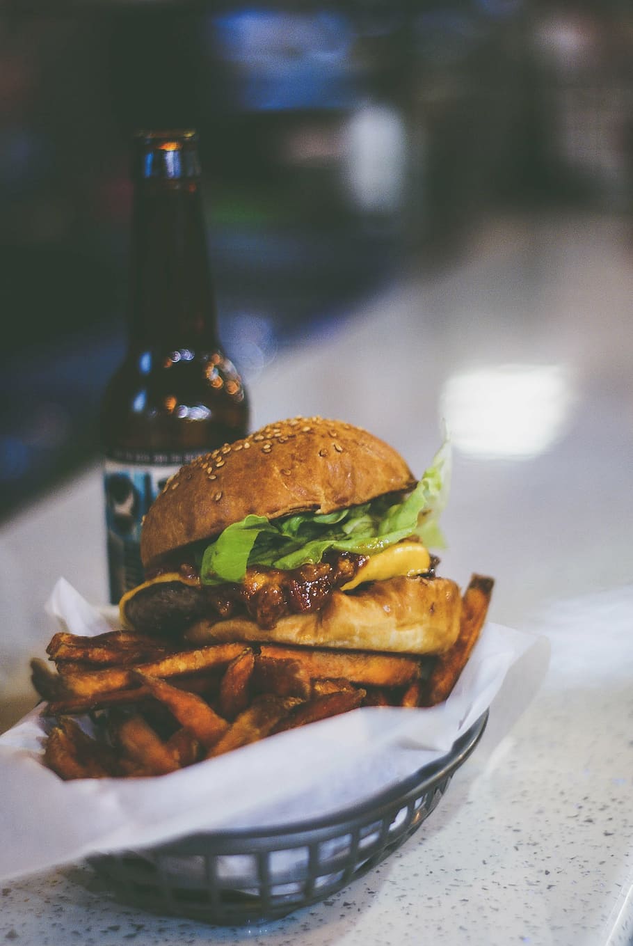 burger on basket near bottle, london, camden, food, beer, lunch, HD wallpaper