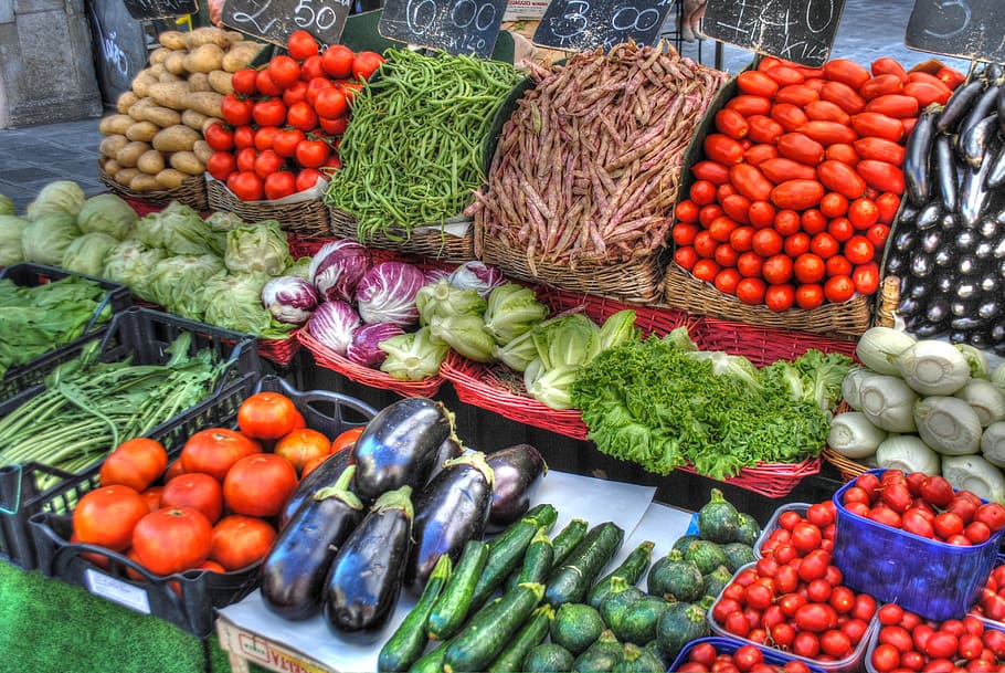 assorted vegetables display, market, tomatoes, cucumbers, potatoes, HD wallpaper