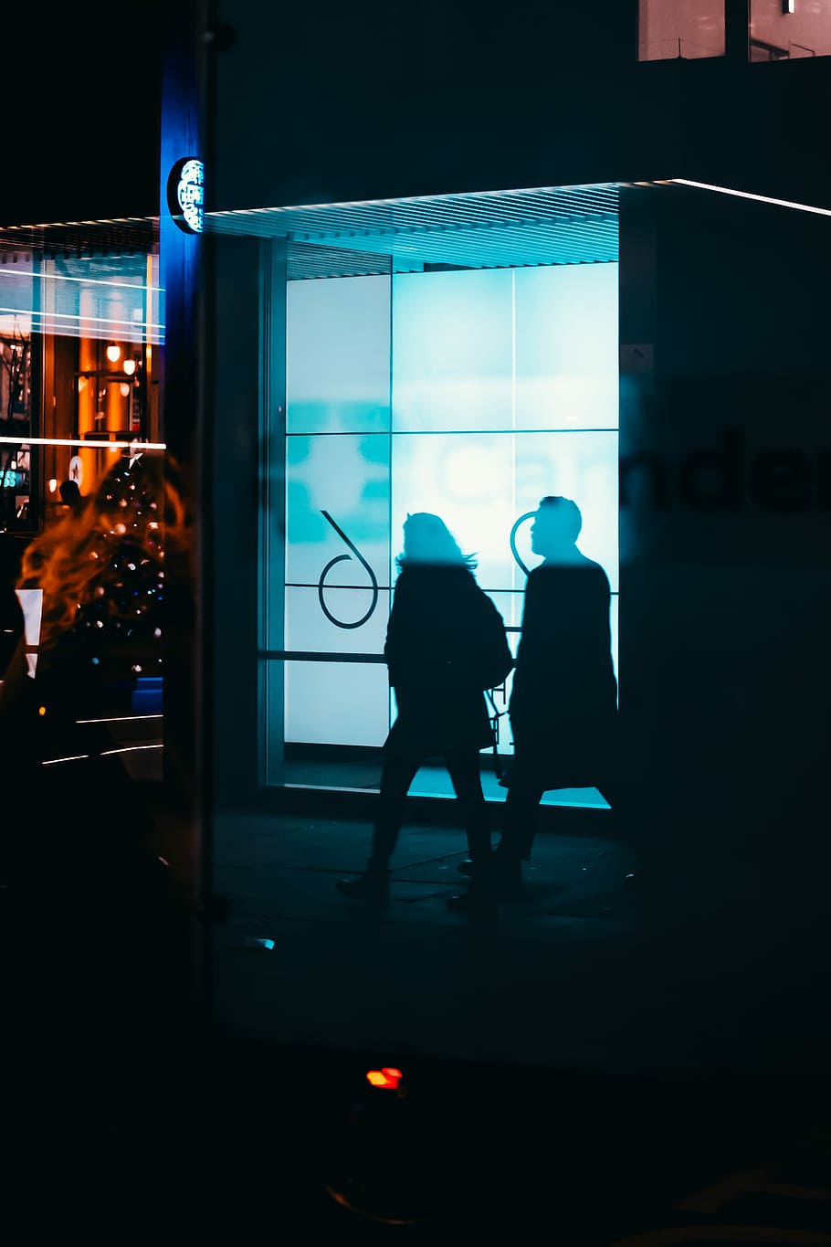 silhoutte of man and woman walking, reflection of two person walking on sidewalk HD wallpaper