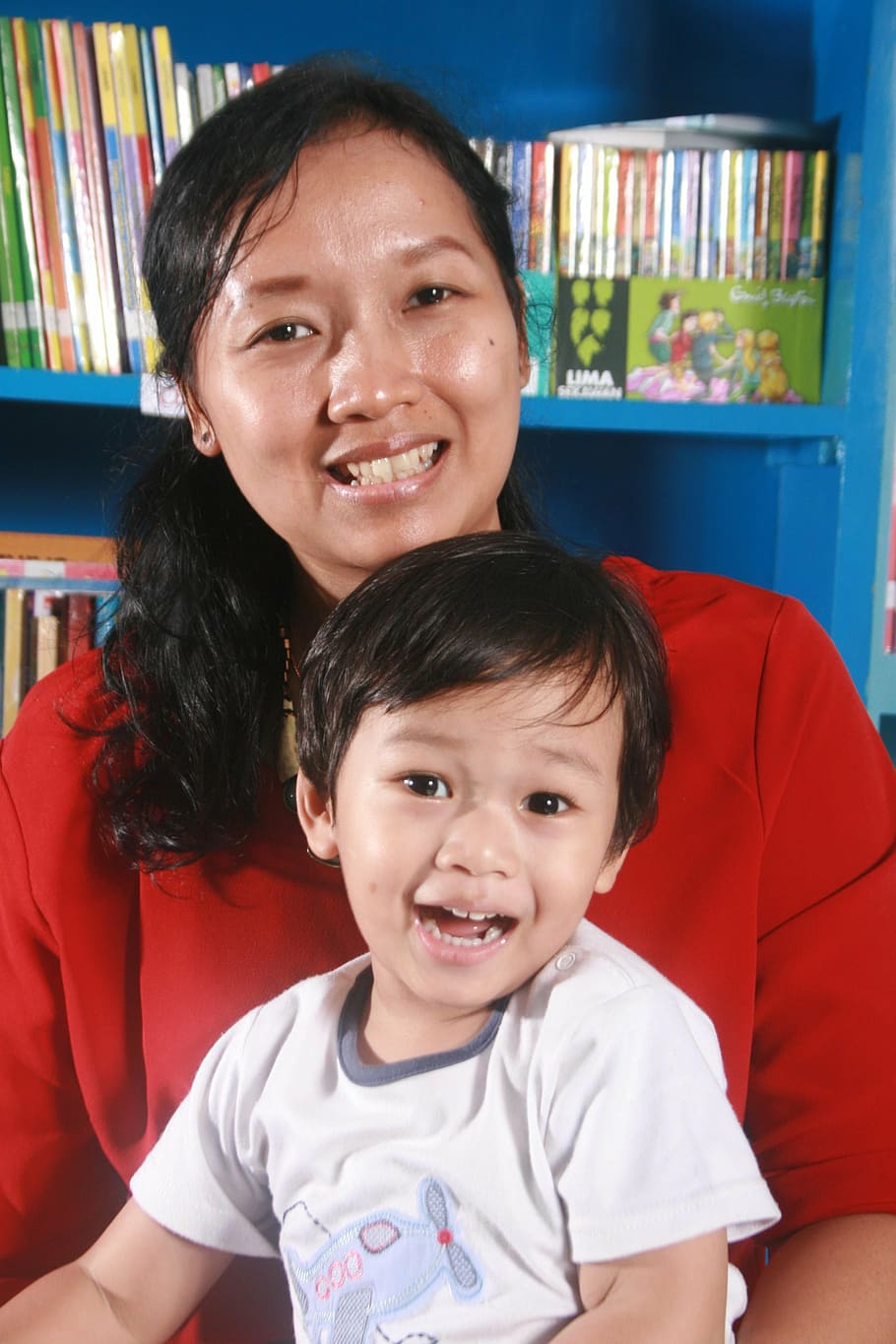 mother, son, library, happy, kid, sitting, pose, portrait, looking at camera HD wallpaper