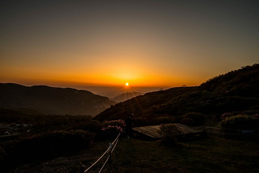 mountain during golden hour, sunset, dawn, scenery, heaven HD wallpaper