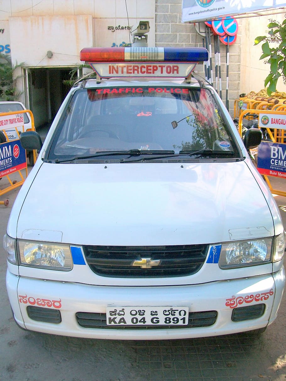 Traffic Speed Cop Car in Bangalore, India, photos, law enforcement, HD wallpaper