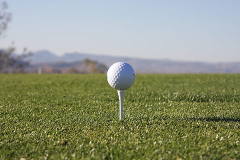 selective focus photography of golf ball on golf tee, golfing HD wallpaper