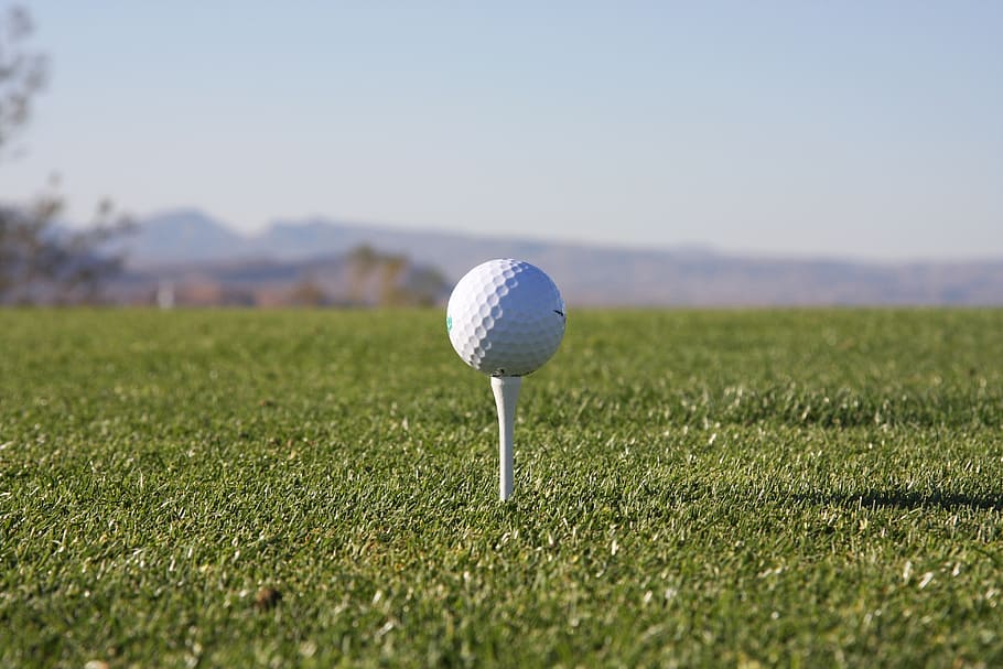 selective focus photography of golf ball on golf tee, golfing HD wallpaper