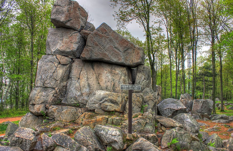 Rocks near the Queen's Chair at Rib Mountain State Park, Wisconsin HD wallpaper