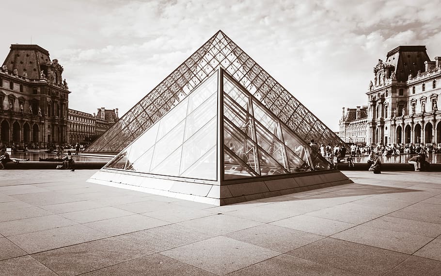 grayscale photo of Louvre Museum, Paris, France, golden hour photography of Louvre, France HD wallpaper