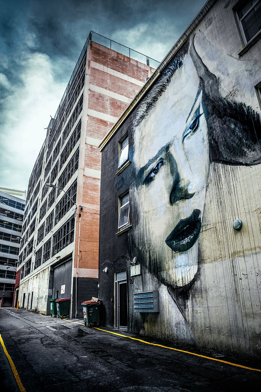 painting of woman on concrete wall under cloudy sky, photo HD wallpaper