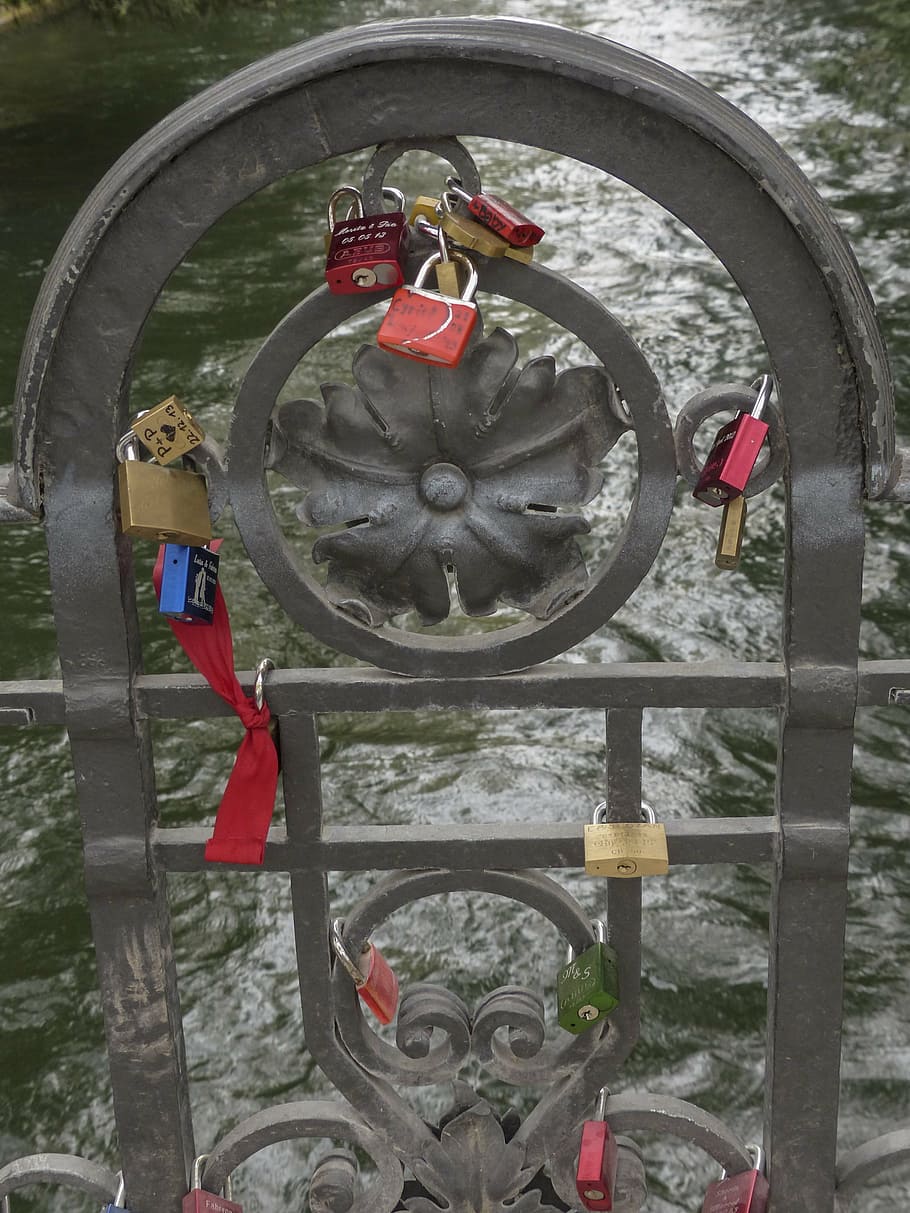 hanging, locks, engravings, relationship, love, gravure, metal HD wallpaper