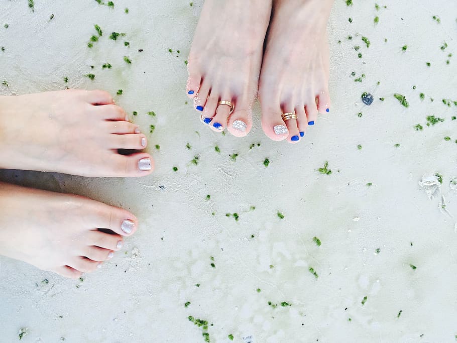 two pairs of human feet, pedicure, sea, beach, foot, friends, HD wallpaper