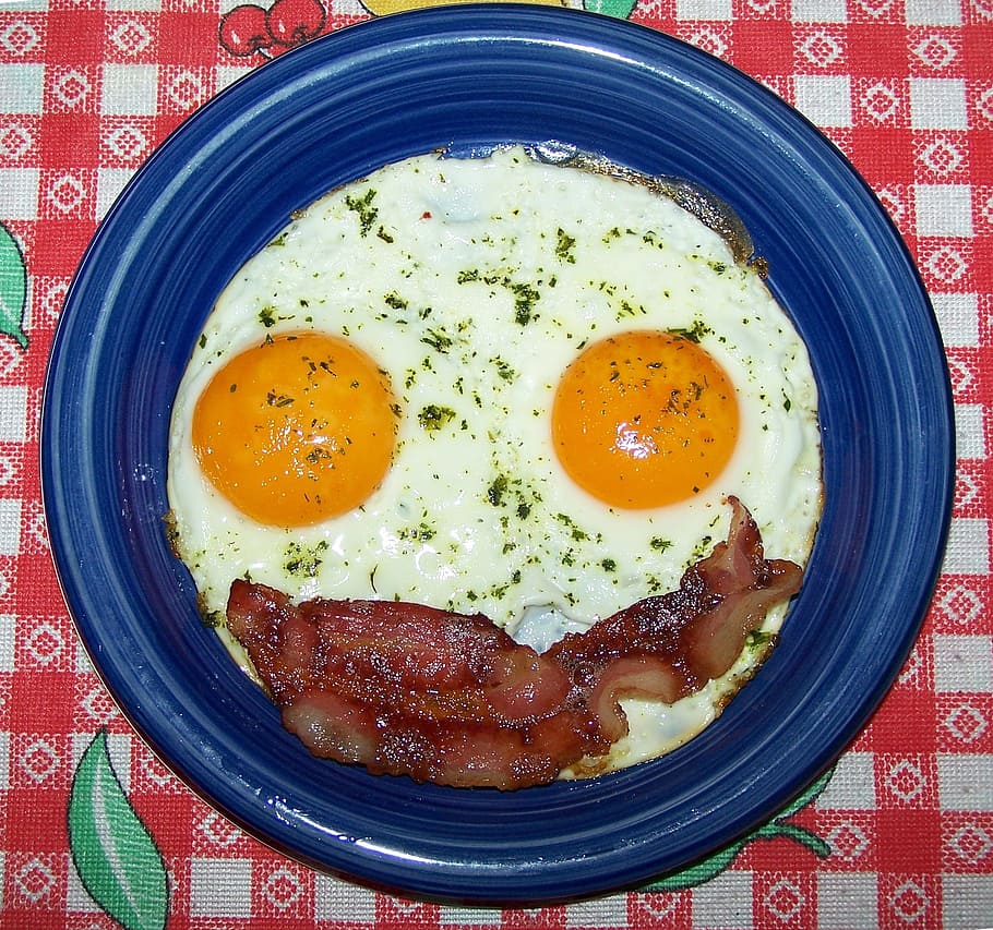 bacon and eggs on plate, fried, smilie, yolk, meal, breakfast HD wallpaper