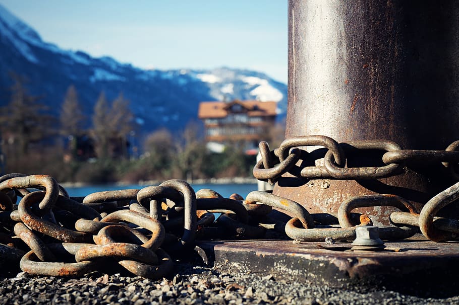 chains, locked, trees, pillar, house, mountain, sun, sunny HD wallpaper
