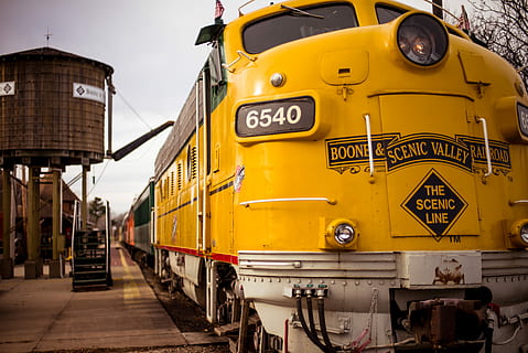 The Santa Express, photograph of yellow Boone & Scenic Valley Railroad train HD wallpaper
