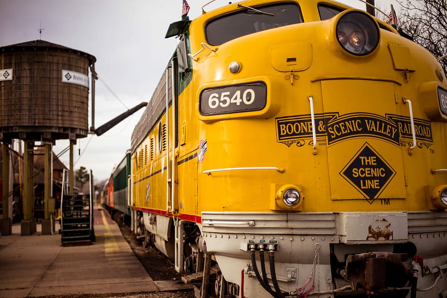 The Santa Express, photograph of yellow Boone & Scenic Valley Railroad train HD wallpaper