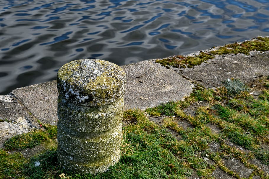 bitt, water, concrete, day, nature, solid, no people, moss, HD wallpaper