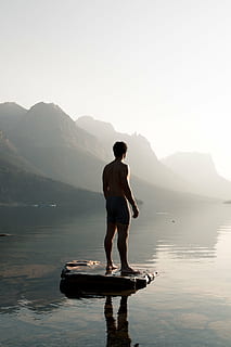 man standing on rock surrounded by body of water, photo, top HD wallpaper