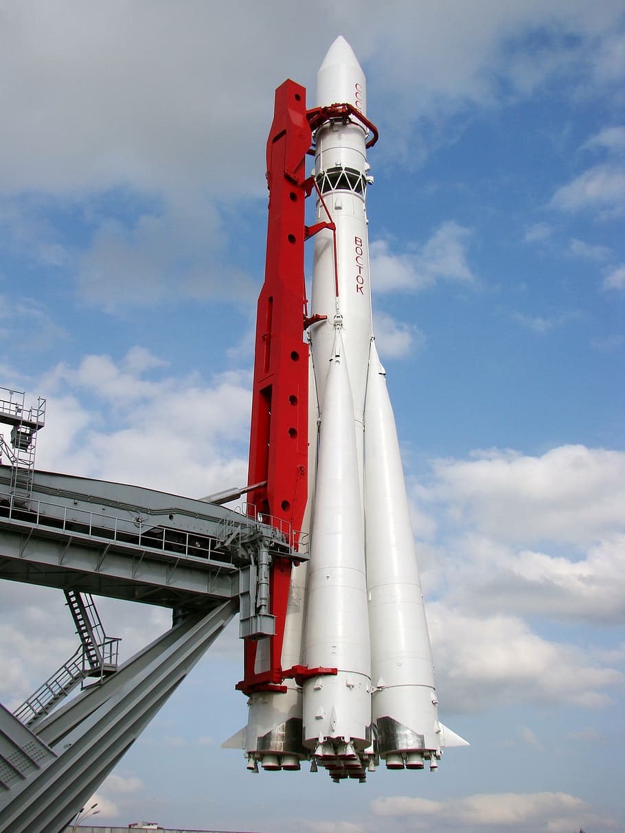 white and red rocket under blue and white sky at daytime, moscow HD wallpaper