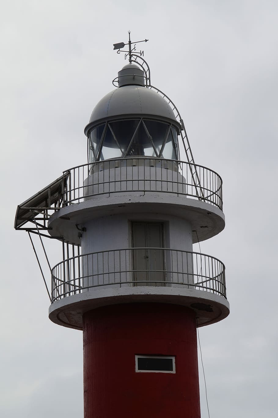 lighthouse, sky, sea, red white, building, warning, waters HD wallpaper