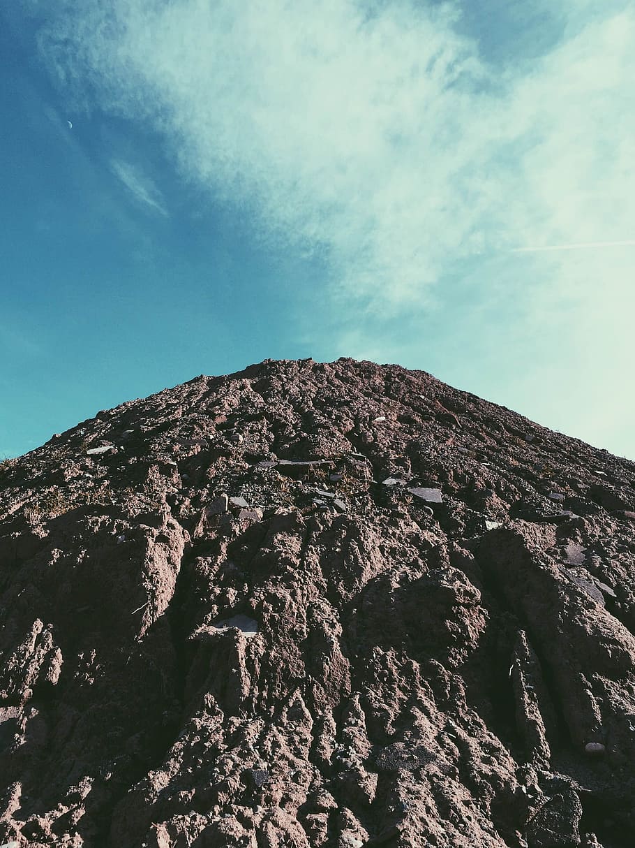 brown mountain, low angle view of brown rock mountain, photo HD wallpaper
