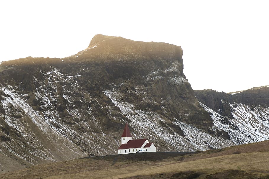 white and brown house near gray mountain, landscape photo of mountain HD wallpaper