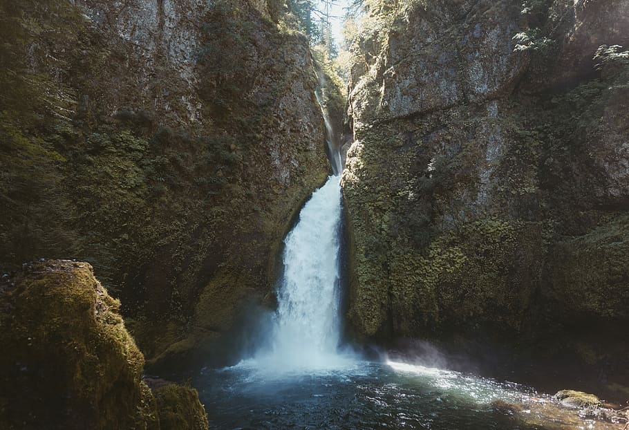 Exploring in the Columbia River Gorge, waterfalls during daytime HD wallpaper