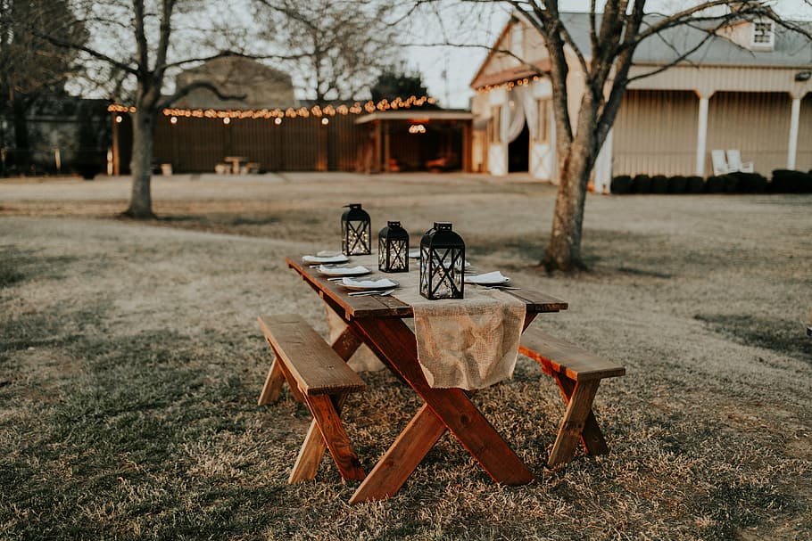 rectangular brown wooden picnic table on the field, rectangular brown wooden picnic table with plates HD wallpaper