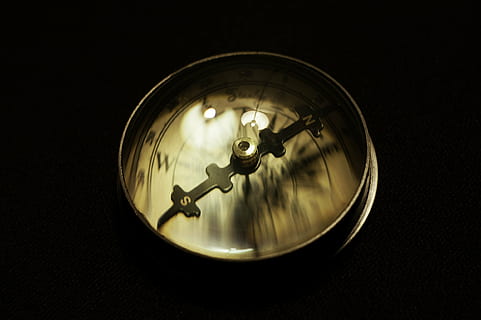macro photography of brown navigational compass, direction HD wallpaper