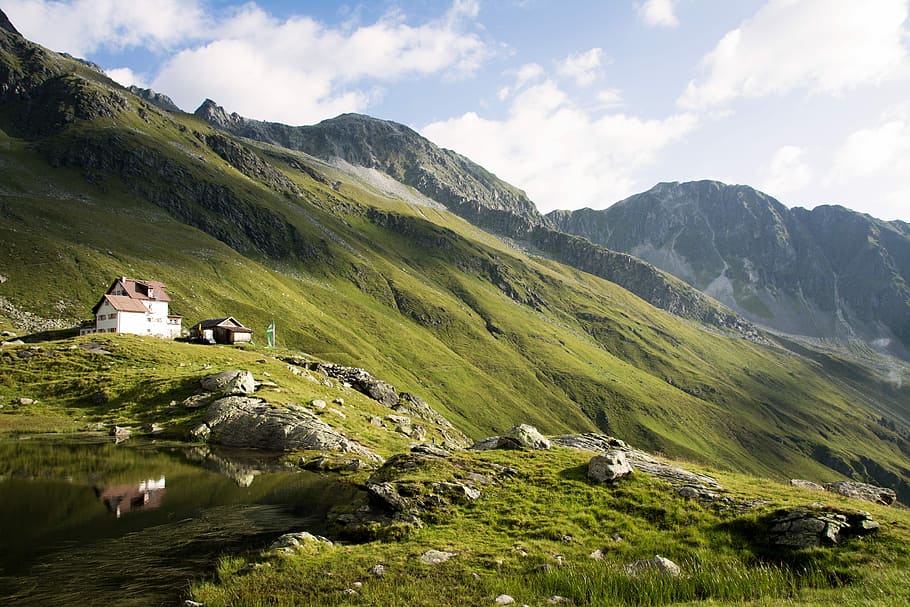 green mountain, white and brown house near the mountain photography during daytime HD wallpaper