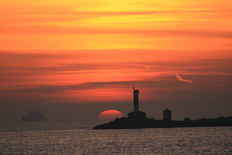 lighthouse under golden hour photography, sunset, sunrise, clouds HD wallpaper