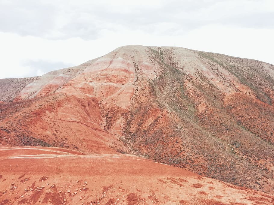 close-up photography of brown mountain range during daytime, mountain under white sky HD wallpaper