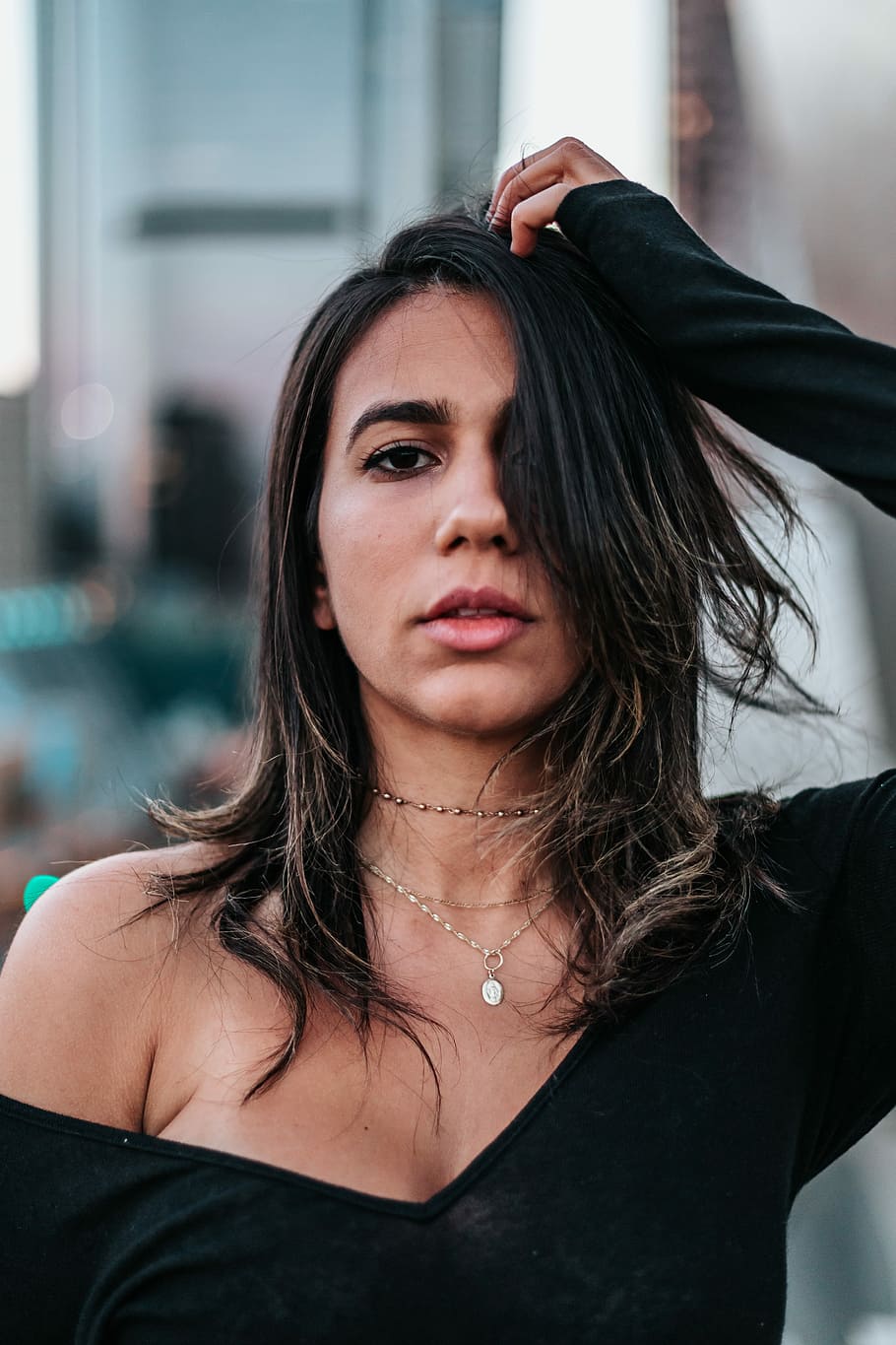 woman wearing black scoop-neck long-sleeved shirt, woman holding her hair HD wallpaper