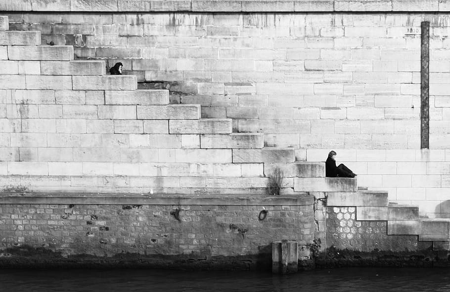 landscape photograph of wall, person sitting on staircase, Gray scale HD wallpaper