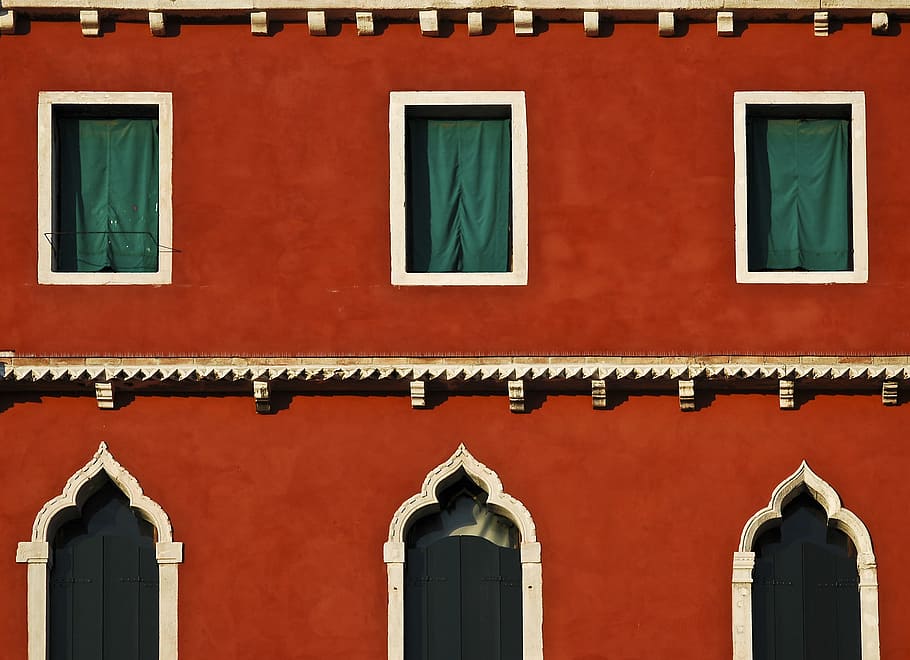 close-up photography of orange concrete building, red and white concrete building at daytime HD wallpaper