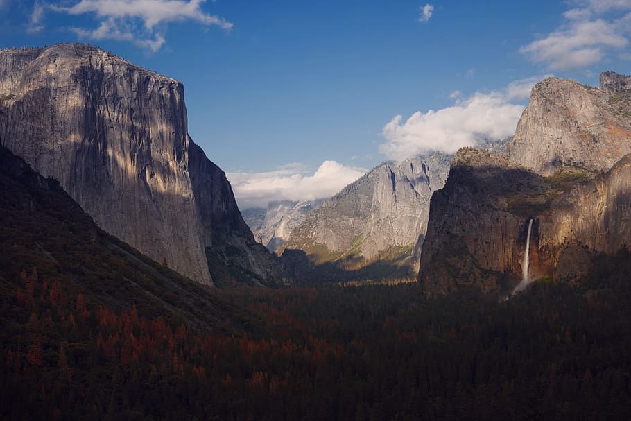 waterfall and mountain in background, gray mountains, Yosemite Valley HD wallpaper