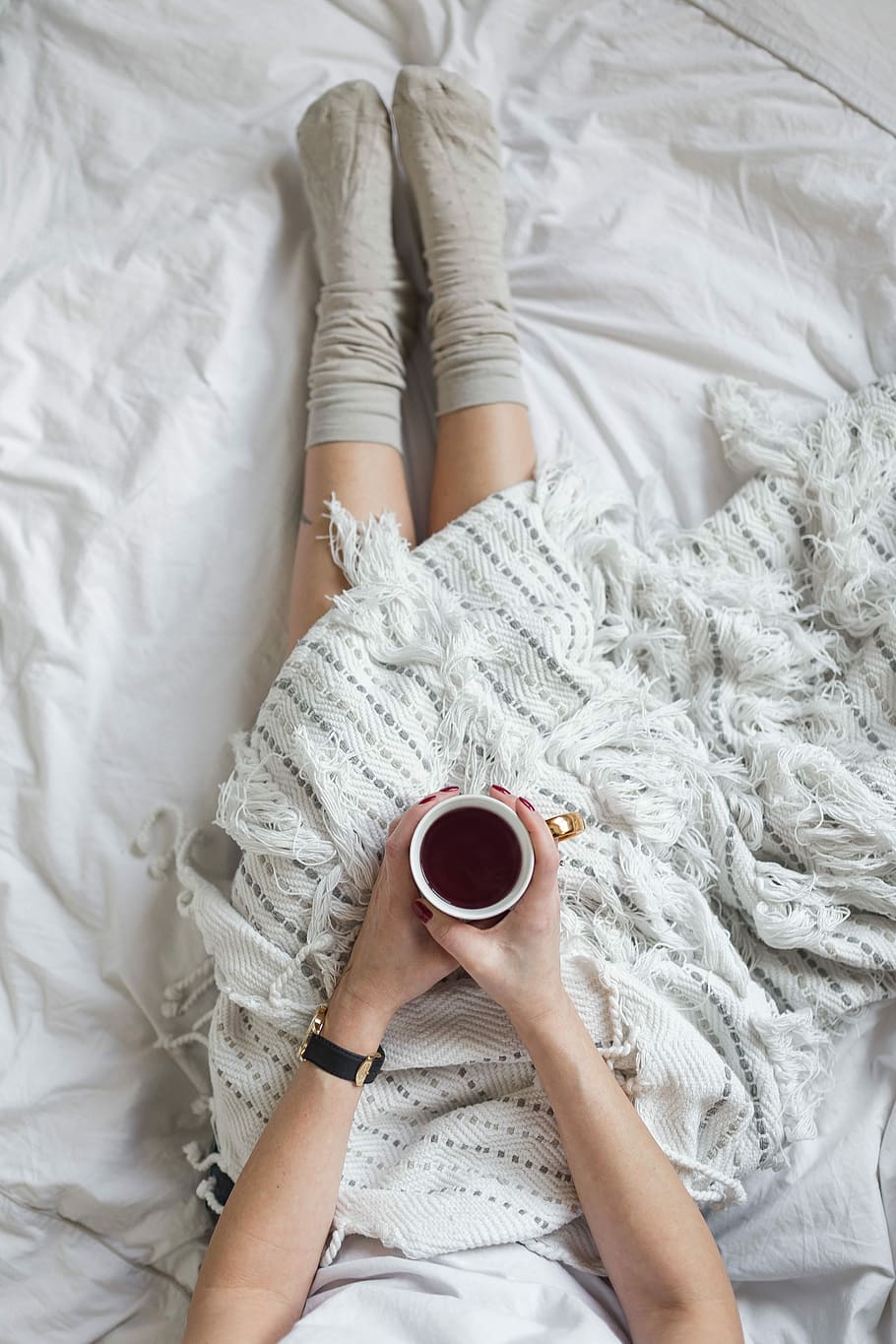 Soft photo of woman on the bed with the book and cup of coffee in hands, HD wallpaper